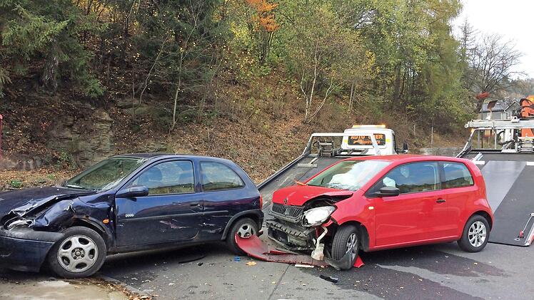 Beide am Unfall beteiligten Fahrzeuge wurden schwer beschädigt. Die Opelfahrerin wurde im Bereich des Kopfes schwer verletzt. Foto: Andreas Schmitt