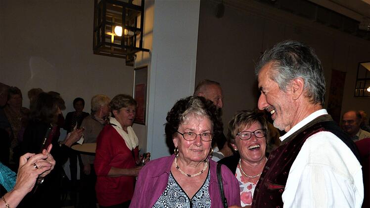 Oswald Sattler kam nach seinem Konzert mit dem Kulmbacher Publikum ins Gespräch und erfüllte Autogramm-Wünsche. Foto: Werner Reißaus