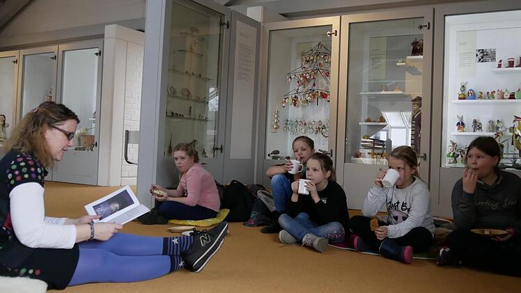 Museumspädagogin Mandy liest im Museumseck beim Kinderpunsch-Schlürfen noch eine Geschichte vor - natürlich eine Wichtelgeschichte.Manja von Nida
