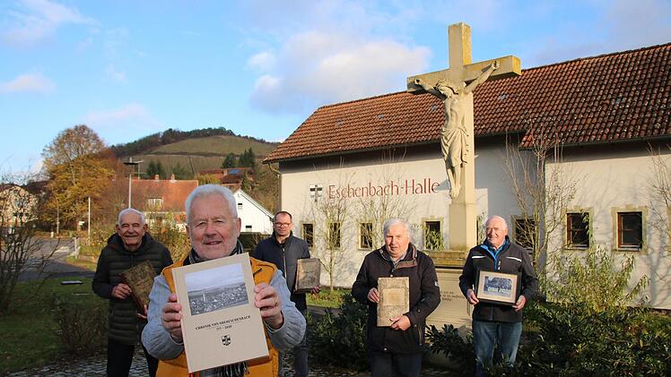 Foto-Termin an der Eschenbach-Halle: An der Chronik mitgearbeitet haben unter anderem (von links) Wolf-Dieter Bogner, Armin Weidenthaler, Ortsbeauftragter Thomas Reuter, Martin Reuter und Erwin Heid. Foto: Ralf Ruppert