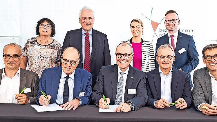 In Erlangen unterzeichneten den Kooperationsvertrag (vorne v. l.) Albrecht Bender (Kaufmännischer Direktor Uniklinikum Erlangen), Heinrich Iro (Ärztlicher Direktor Uniklinikum), Matthias Keilen (Vorstand Bezirkskliniken Mittelfranken), Arnd Dörfle...