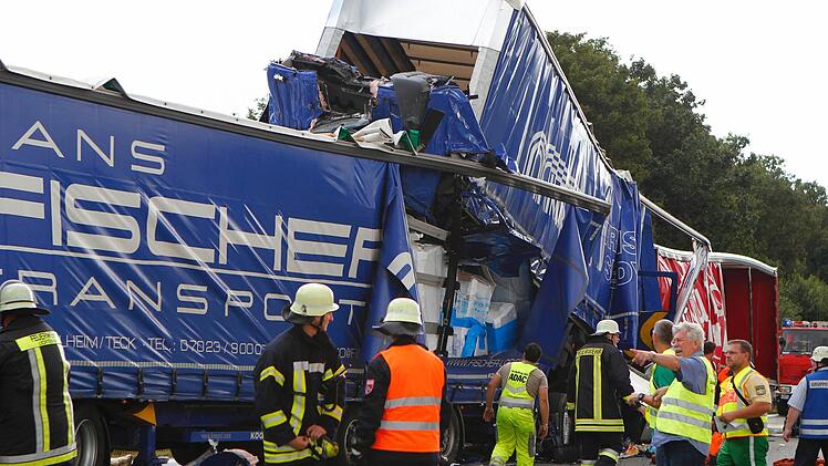 Die Lkw sind derma&szlig;en ineinander verkeilt, dass das F&uuml;hrerhaus des Unfallverursachers kaum mehr zu erkennen ist. Foto: News5 / Buerkel