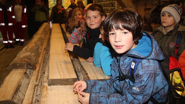 "Mein Vater hat auch so was", tönt Jani Rupp (9), natürlich keine Mühle, aber eben eine Säge, erklärt der Drittklässler