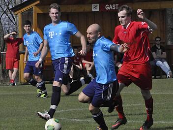 Den Gegner abgehängt. Deutlich entschied der TSV Rannungen den Keller-Gipfel zu seinen Gunsten. Auf unserem Bild hängen (von links) Patrick Leurer und David Schad den Oberthulbaer Markus Markert ab. Foto: Anja Schmitt