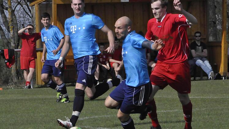 Den Gegner abgehängt. Deutlich entschied der TSV Rannungen den Keller-Gipfel zu seinen Gunsten. Auf unserem Bild hängen (von links) Patrick Leurer und David Schad den Oberthulbaer Markus Markert ab. Foto: Anja Schmitt