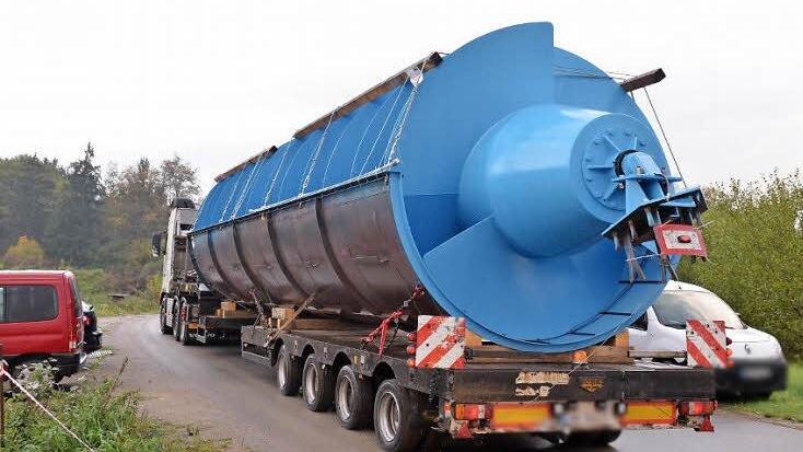 Ein Schwertransporter liefert die Wasserkraftschnecke an. Fotos: Ronald Rinklef/Peter Groscurth
