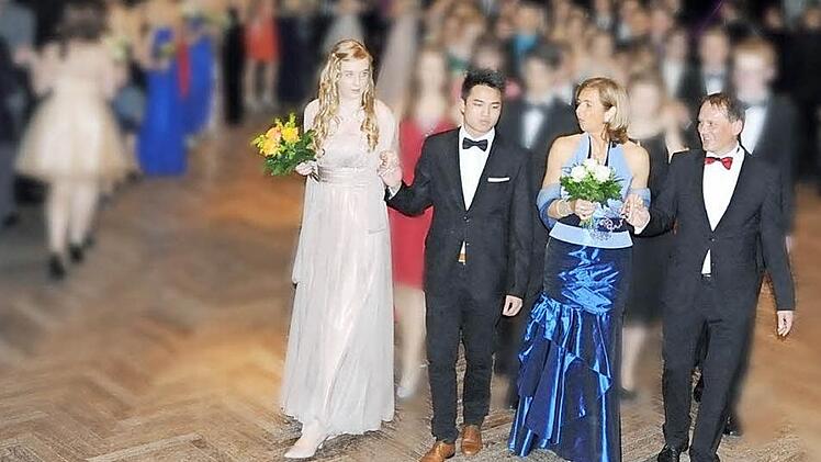 Der Schüler-Abschlussball der Gesamtschule Hollfeld im Tanzcenter Deuber in Modschiedel war ein voller Erfolg, sagt Alexandra Dahm-Förtsch:. "Als wir um 1 Uhr beenden wollten, streikten die Schüler und die anderen Gäste und wollten weiter tanzen." Darauf hatte die Tanzlehrerin die Schüler mit eigenen Choreographien vorbereitet. Die Live-Band "California Duo" aus Mainleus sorgte für ein unvergessliches Erlebnis. Foto: privat