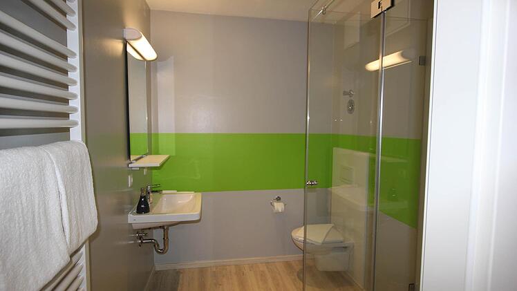 Die Zimmer sind mit einem modernen Duschbad ausgestattet.
