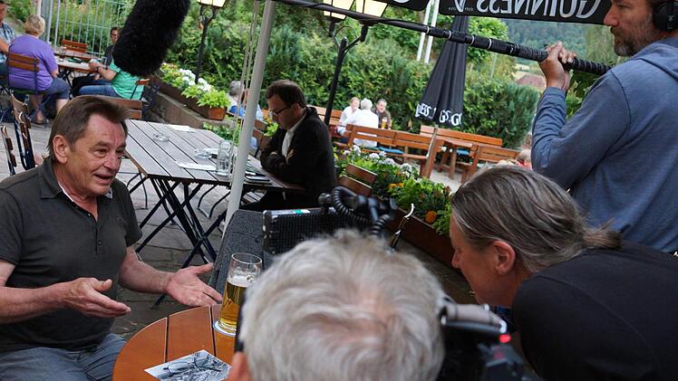 Reinhold Graf erzählt Volker Gabriel, Klaus Röder und Stephan Schmidt von Bonnland. Foto: Arkadius Guzy
