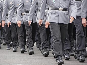 Marsch, marsch: Ab 2016 zählen jede Minute und jede Stunde im Dienst. Foto: Archiv/ Arkadius Guzy