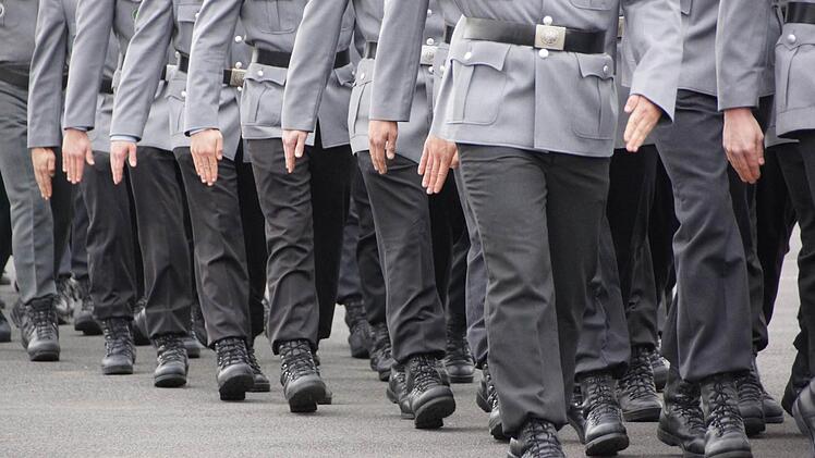 Marsch, marsch: Ab 2016 zählen jede Minute und jede Stunde im Dienst. Foto: Archiv/ Arkadius Guzy