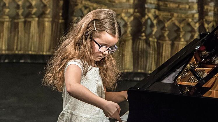 Naemi Kondziela lieferte eine überzeugende Talentprobe am KlavierFoto: Jochen Berger