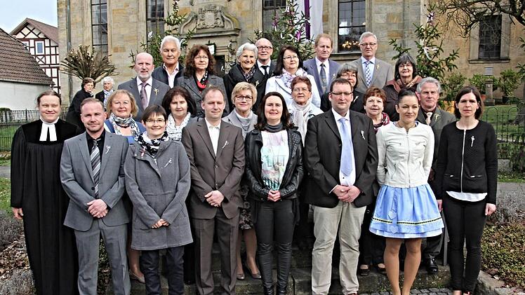 Memmelsdorf &mdash; Vor 50 und 25 Jahren wurden diese 23 Jubelkonfirmanden konfirmiert. Den Festgottesdienst feierten sie in Memmelsdorf mit Pfarrerin Sonja von Aschen (links).  Foto: Helmut Will