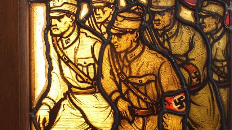 Marschierende SA-Truppe mit Hakenkreuzfahne. Auch dieses Fenster wurde entfernt und ins Stadtmuseum gegeben