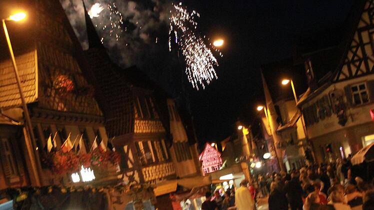 Das Abschlussfeuerwerk über der Staffelsteiner Altstadt am Sonntagabend: Zwar wurden alle gesetzlichen Vorgaben eingehalten, aber dennoch sprühten Funken auf die Dächer und fielen in geöffnete Dachluken. Foto: Matthias Einwag