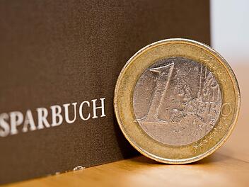 Viele Bankkunden lassen ihr Geld lieber auf dem Girokonto liegen, weil es auf dem Sparbuch ohnehin kaum noch Zinsen gibt. Symbolbild: Daniel Karmann / dpa