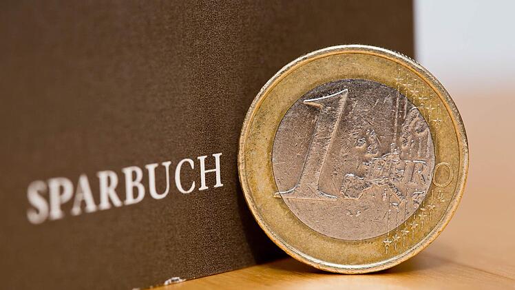 Viele Bankkunden lassen ihr Geld lieber auf dem Girokonto liegen, weil es auf dem Sparbuch ohnehin kaum noch Zinsen gibt. Symbolbild: Daniel Karmann / dpa