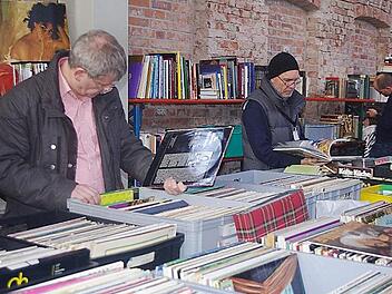 Schwarzes Gold soweit das Auge reicht: Liebhaber alter Vinylscheiben kamen in diesem Jahr beim Lions-Flohmarkt besonders auf ihre Kosten. Denn Schallplatten waren einer von zwei Schwerpunkten in der Kühnlenzpassage.  Foto: Heike Schülein