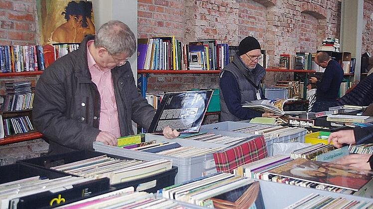 Schwarzes Gold soweit das Auge reicht: Liebhaber alter Vinylscheiben kamen in diesem Jahr beim Lions-Flohmarkt besonders auf ihre Kosten. Denn Schallplatten waren einer von zwei Schwerpunkten in der Kühnlenzpassage.  Foto: Heike Schülein