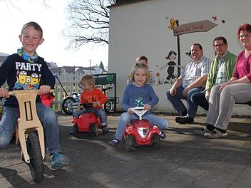 Toben auf dem Hof: Die Kinder der Kita St. Anna bekommen bald eine frisch sanierte Kita. Vorher müssen sie allerdings umziehen. Carola Martin (von rechts) und Reinhard Müller vom Trägerverein sowie Bürgermeister Bernold Martin organisieren das Ganze. Foto: Ulrike Müller