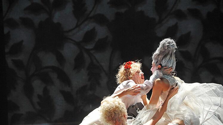 Turbulente Verwechslungen: Szene aus der Neuinszenierung von "Figaros Hochzeit" am Landestheater Coburg.Foto: Andrea Kremper