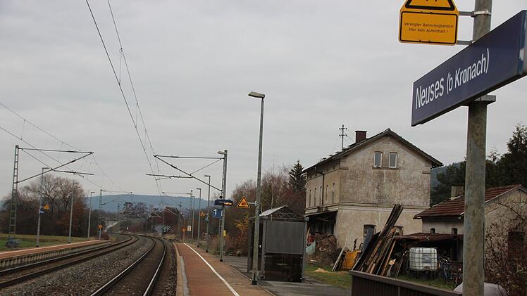 Der Bahnhof Neuses bei Kronach - aufgenommen im Dezember 2018. Foto: Andreas Schmitt
