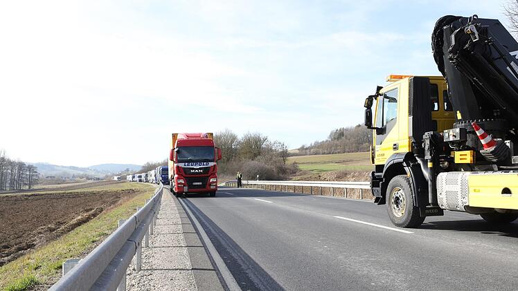 Weil die St 2200 gesperrt war, staute sich der Verkehr in Fahrtrichtung Coburg. Foto: Marian Hamacher