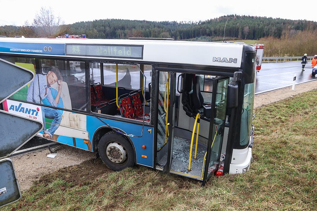 Auto prallt mit hoher Wucht gegen Linienbus