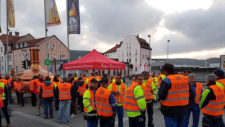 In Kulmbach beteiligten sich rund 60 Angestellte an am Warnstreik. Michael Grundl