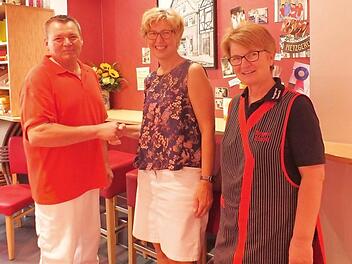 Peter und Petra Schonath (rechts) gratulierten Adeltraud Dreher zum Gewinn.  Foto: Manfred Welker