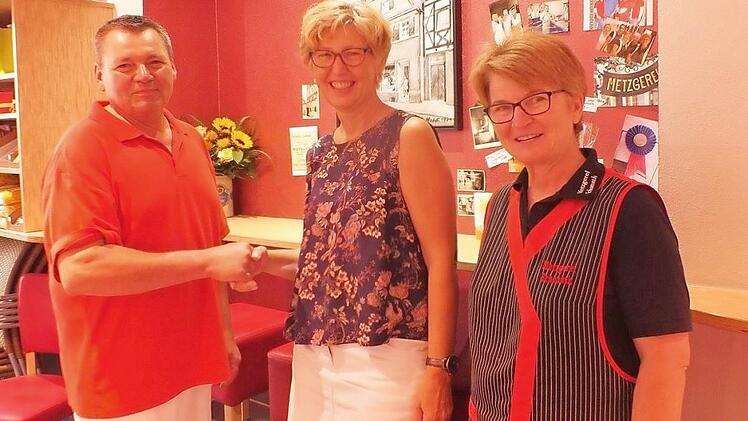 Peter und Petra Schonath (rechts) gratulierten Adeltraud Dreher zum Gewinn.  Foto: Manfred Welker