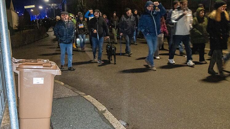 Ebern: Braune Tonnen gegen Corona-Demo - Bürgermeister ruft zu Protest auf