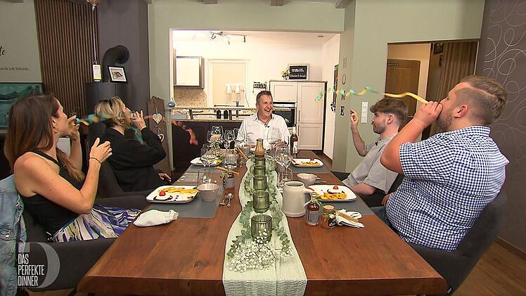 An Tag 2 trifft sich die W&uuml;rzburger "Dinner"-Runde bei J&uuml;rgen (54) in G&uuml;ntersleben.