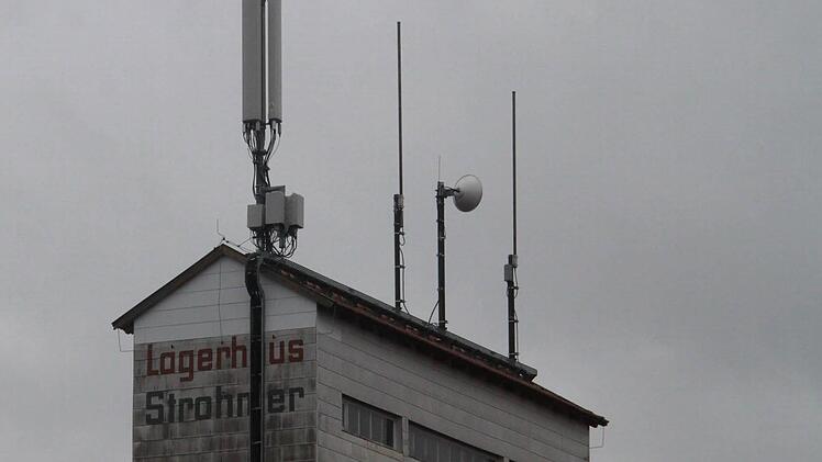 Während der Empfang im Kernort Ebensfeld von der Mobilfunkstation auf dem Lagerhaus Strohmer aus gut funktioniert, haben viele Bürger, die über die Sendemasten bei Peusenhof und bei Freiberg versorgt werden, immer wieder Störungen beim Telefonieren. Foto: Matthias Einwag