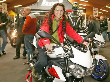 Kriemhild Messing- Schlager ist begeisterte Motorradfahrerin. Bei der Messe in Dettelbach hat sie ihre Traummaschine gefunden und würde sie am liebsten gleich mitnehmen. Foto: amo