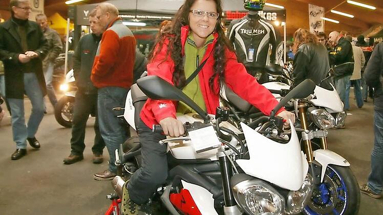 Kriemhild Messing- Schlager ist begeisterte Motorradfahrerin. Bei der Messe in Dettelbach hat sie ihre Traummaschine gefunden und würde sie am liebsten gleich mitnehmen. Foto: amo