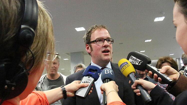 Viel medienrummel herrschte im Rathaus Erlangen am Abend der Stichwahl. Foto: Christian Bauriedel