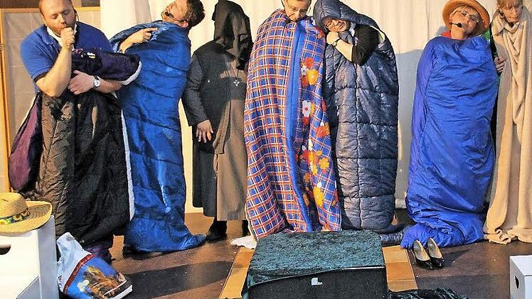 Auf dem Weg nach Santiago: Im Jugendhaus hieß es "nichts wie weg - Pilgern leicht gemacht". Die Gruppe KabarOSA bot den zahlreichen Zuhörern ein höchst vergnügliches Programm. Auf unserem Bild sind die acht Pilger in ihren Schlafsäcken im Schlafraum zu sehen.  Foto: Dieter Britz