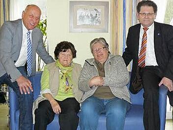 Zum 80. Geburtstag von Ingeburg Hoffmann (Zweite von links) gratulierten (von links) Bürgermeister Hermann Anselstetter, Erika Lauterbach und Sohn Wolfgang Hoffmann. Foto: Klaus-Peter Wulf