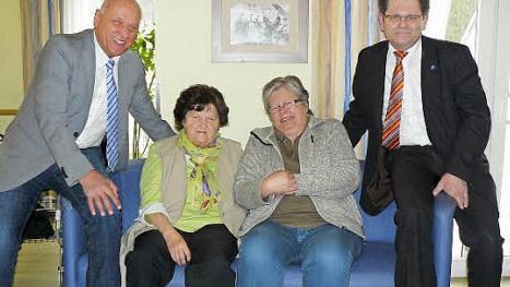 Zum 80. Geburtstag von Ingeburg Hoffmann (Zweite von links) gratulierten (von links) Bürgermeister Hermann Anselstetter, Erika Lauterbach und Sohn Wolfgang Hoffmann. Foto: Klaus-Peter Wulf