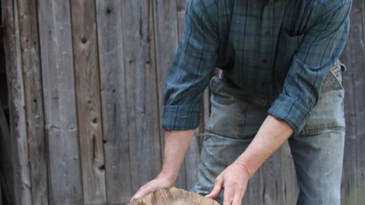 Manchmal hilft Hermann Hildner ein bisschen nach: Aus dem Baumstamm ist das Omega geworden. Foto: Sonja Adam