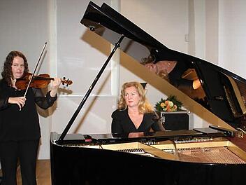 In Begleitung von Geigerin Gerda von Wechmar stellte Pianistin und Musiklehrerin Stella von Arnold-Havadi den neuen Flügel vor.  Foto: Gerda Völk