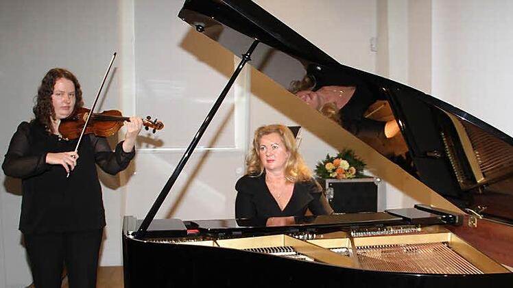 In Begleitung von Geigerin Gerda von Wechmar stellte Pianistin und Musiklehrerin Stella von Arnold-Havadi den neuen Flügel vor.  Foto: Gerda Völk