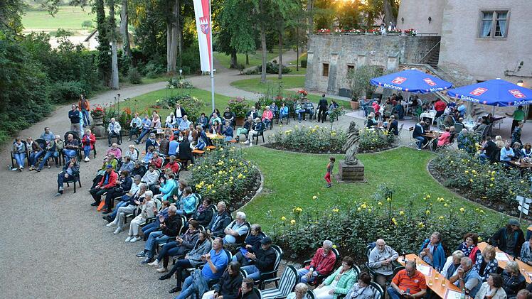 Bllick von oben auf das Publikum im Schlosshof. Foto: Björn Hein