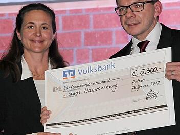 Will Bräu-Geschäftsleiterin Julia Klesper übergab einen Scheck über 5300 Euro an Bürgermeister Armin Warmuth. Foto: Kerstin Väth