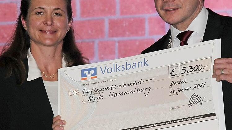 Will Bräu-Geschäftsleiterin Julia Klesper übergab einen Scheck über 5300 Euro an Bürgermeister Armin Warmuth. Foto: Kerstin Väth