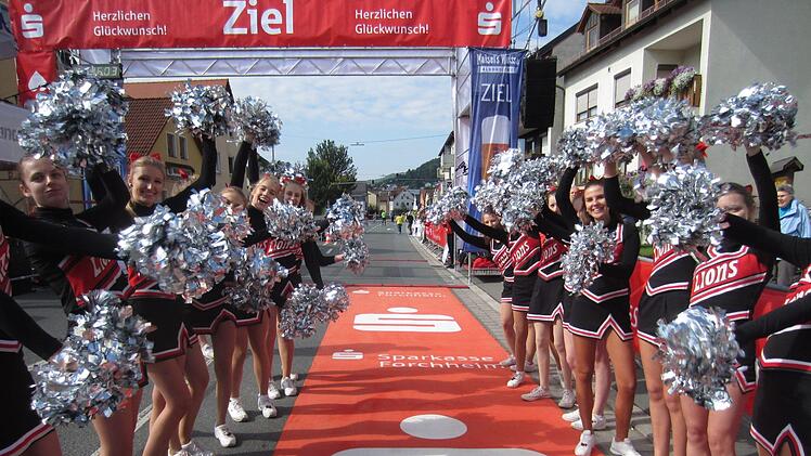 Die Cheerleaderinnen aus Litzendorf bereiteten den Sportlern im Zieleinlauf den entsprechenden Empfang.