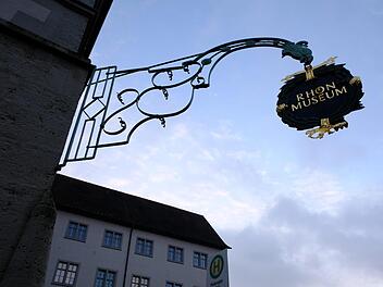 Der Ausleger l&auml;dt schon ein, aber erst 2019 wird das Rh&ouml;nmuseum seine Pforten nach zehnj&auml;hriger Schlie&szlig;ung &ouml;ffnen. Aktuell wird eine Museumsleitung gesucht, die im Sommer 2018 die Arbeit aufnehmen soll. Foto: Gerhard Fischer