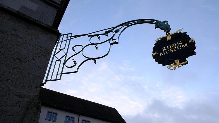 Der Ausleger l&auml;dt schon ein, aber erst 2019 wird das Rh&ouml;nmuseum seine Pforten nach zehnj&auml;hriger Schlie&szlig;ung &ouml;ffnen. Aktuell wird eine Museumsleitung gesucht, die im Sommer 2018 die Arbeit aufnehmen soll. Foto: Gerhard Fischer