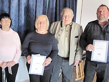 Ehrungen beim VdK-Ortsverband Gemünda. Unser Bild zeigt von links: Brgitte Hofmann, Sibylle Grund, den VdK-Ortsverbandsvorsitzenden Franz Vollkommer und Oswald Hofmann.  Foto: Martin Koch